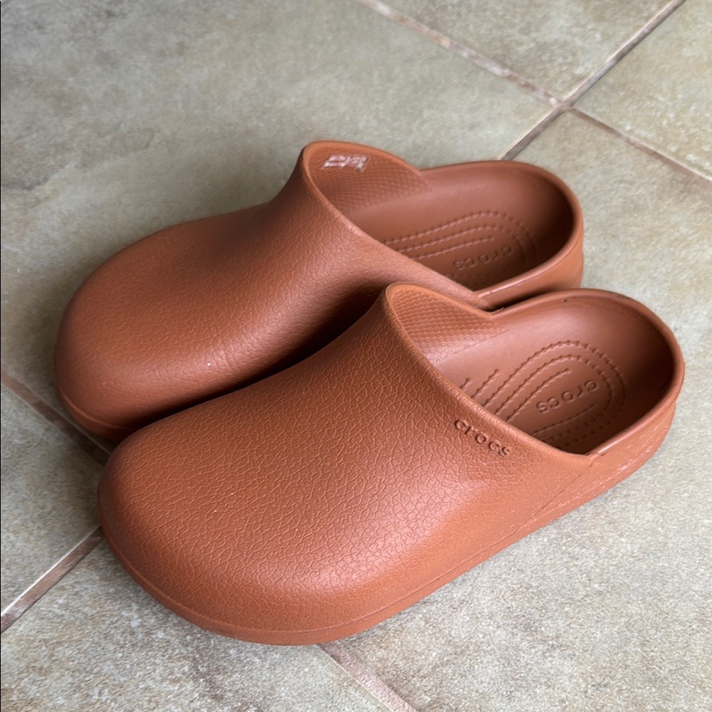 CROCS Women's Tan Garden Clogs *rare*